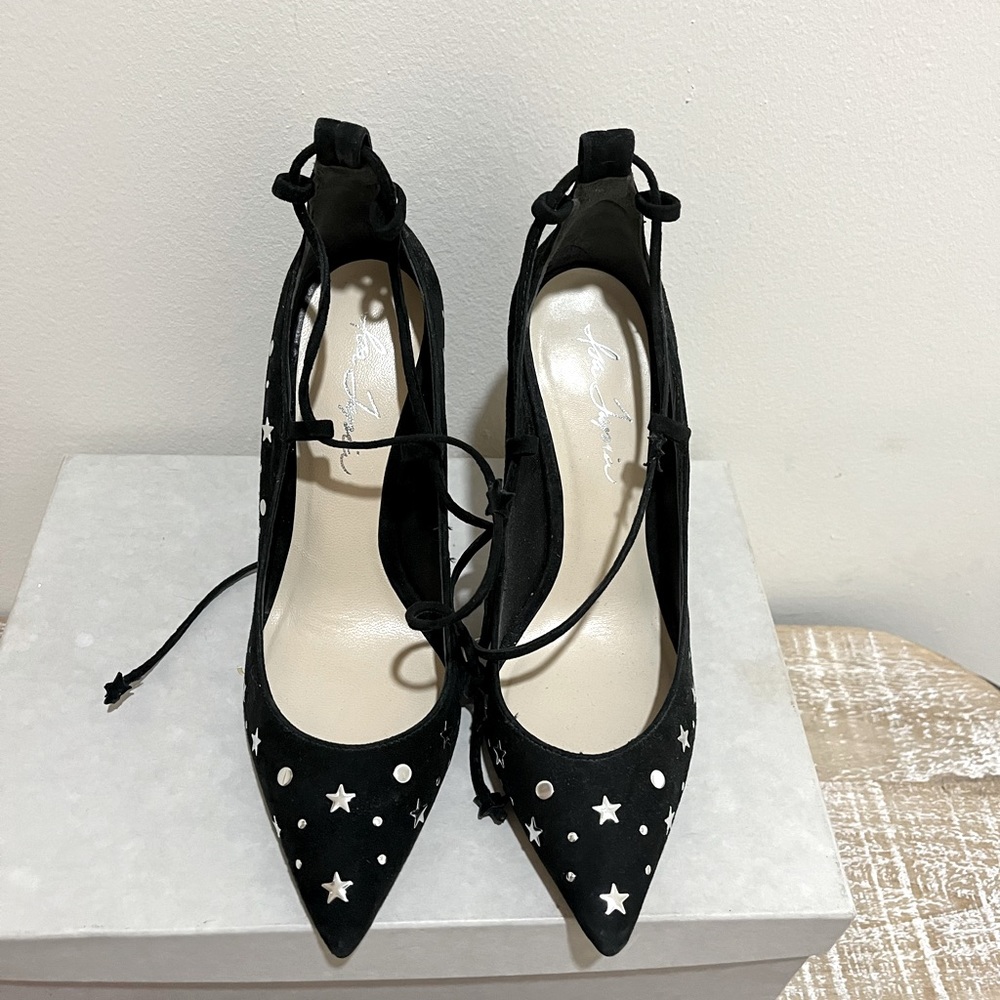 Isa Tapia. Note that the the strings are cut short.